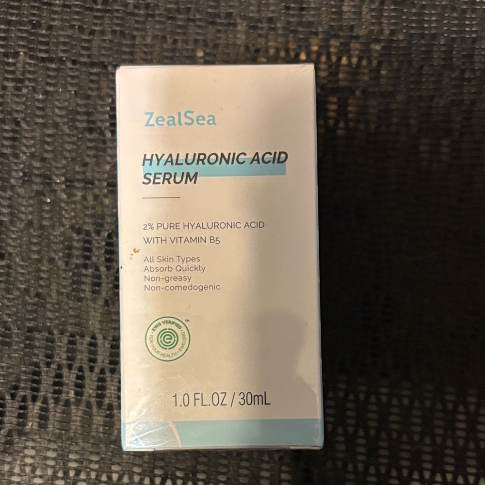 Hyaluronic Acid Serum - White and Blue